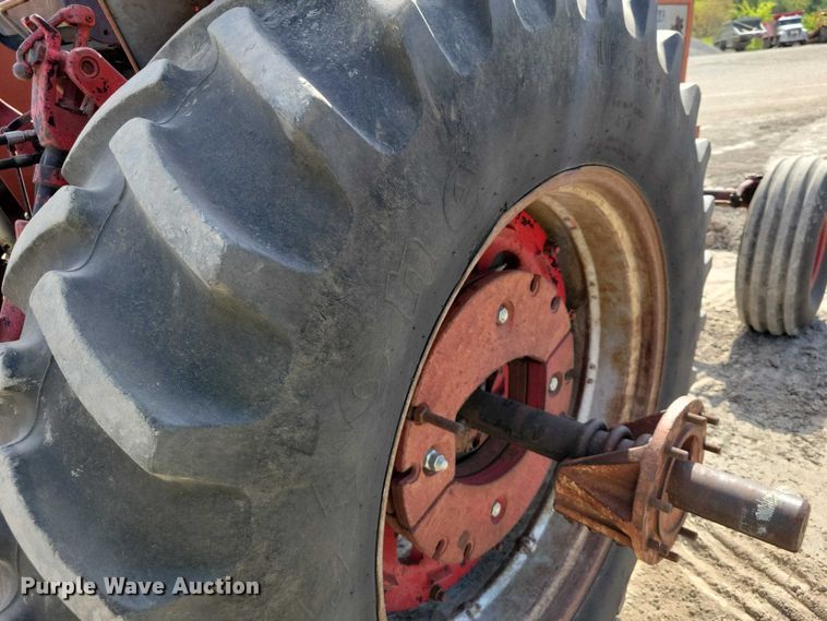 image for item EE0986 1968 International  1256 tractor