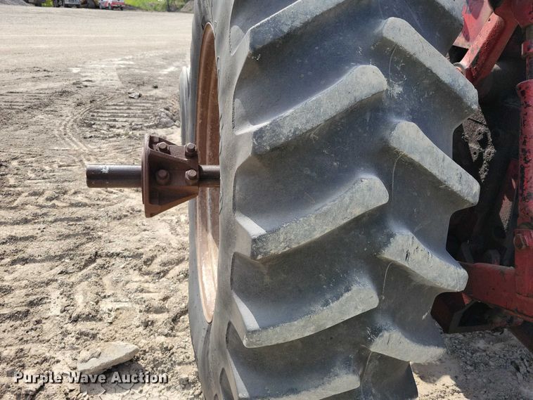 image for item EE0986 1968 International  1256 tractor