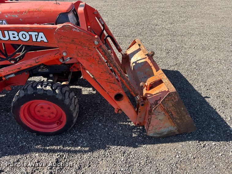 image for item EG9076 Kubota B2710HSD HFWD tractor