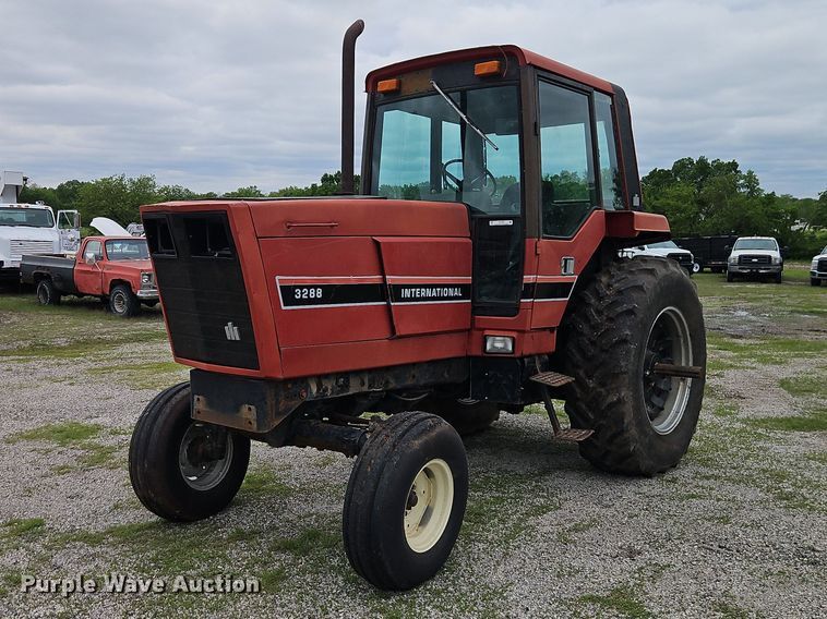 image for item EO7285 1982 International Harvester 3288 tractor