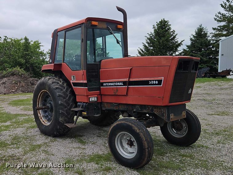image for item EO7285 1982 International Harvester 3288 tractor