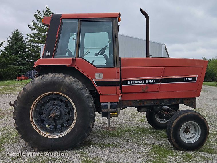 image for item EO7285 1982 International Harvester 3288 tractor