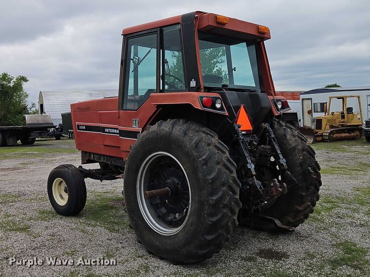 image for item EO7285 1982 International Harvester 3288 tractor