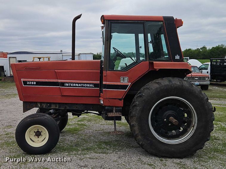 image for item EO7285 1982 International Harvester 3288 tractor