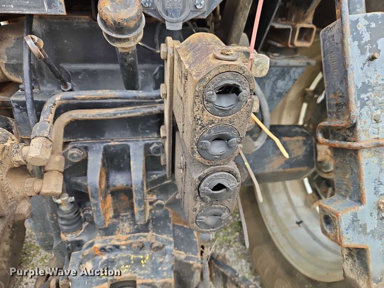 image for item EO7285 1982 International Harvester 3288 tractor