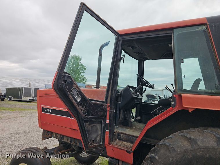 image for item EO7285 1982 International Harvester 3288 tractor