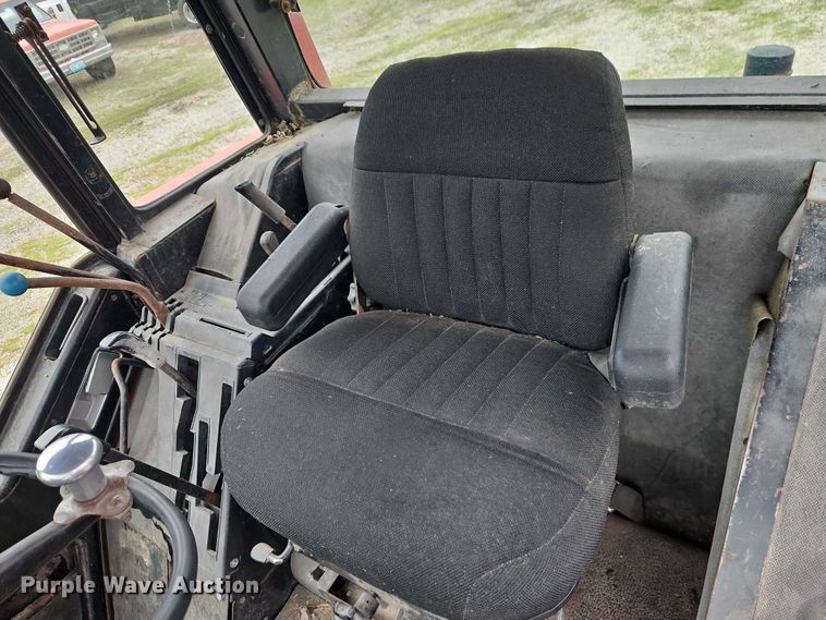 image for item EO7285 1982 International Harvester 3288 tractor