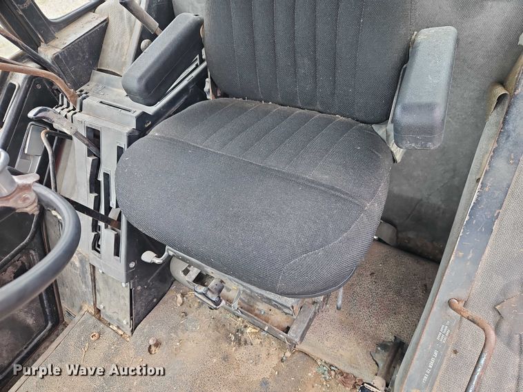 image for item EO7285 1982 International Harvester 3288 tractor