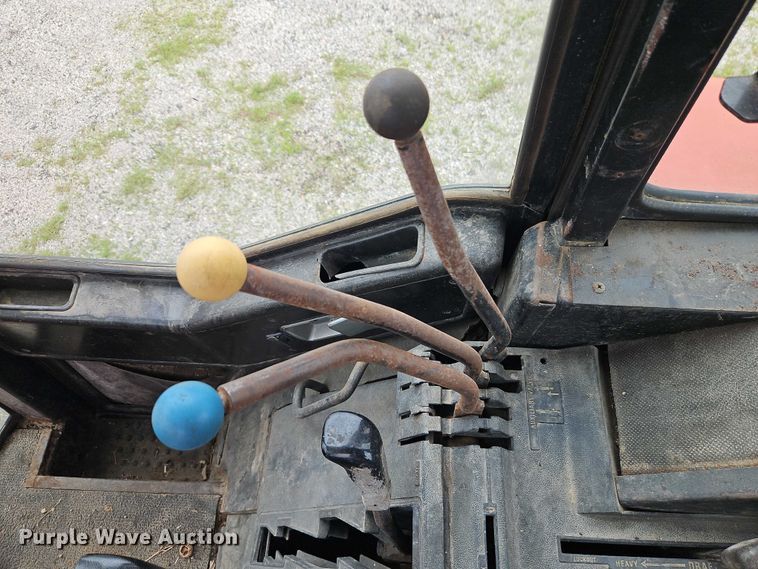 image for item EO7285 1982 International Harvester 3288 tractor