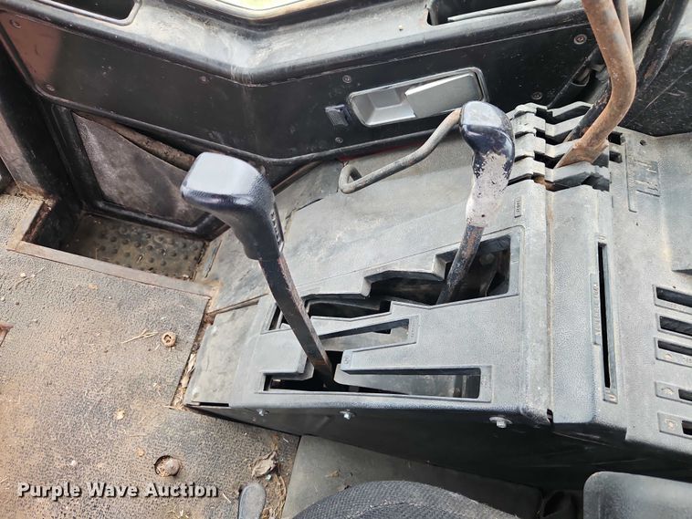 image for item EO7285 1982 International Harvester 3288 tractor
