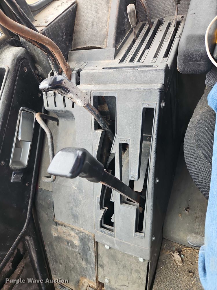 image for item EO7285 1982 International Harvester 3288 tractor