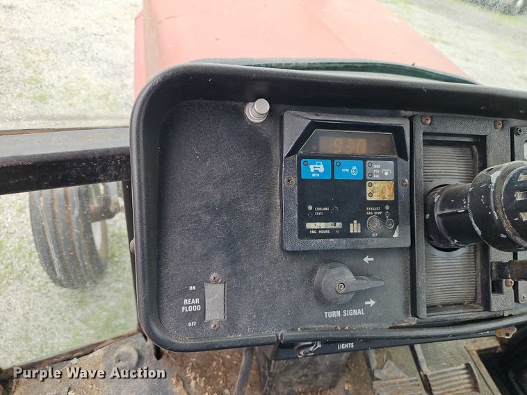 image for item EO7285 1982 International Harvester 3288 tractor