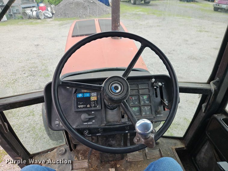 image for item EO7285 1982 International Harvester 3288 tractor
