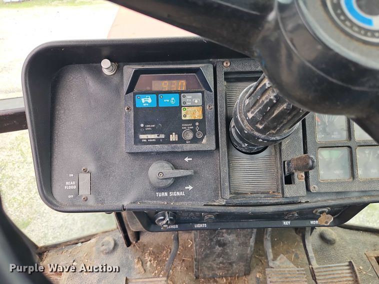 image for item EO7285 1982 International Harvester 3288 tractor