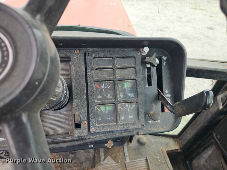 image for item EO7285 1982 International Harvester 3288 tractor