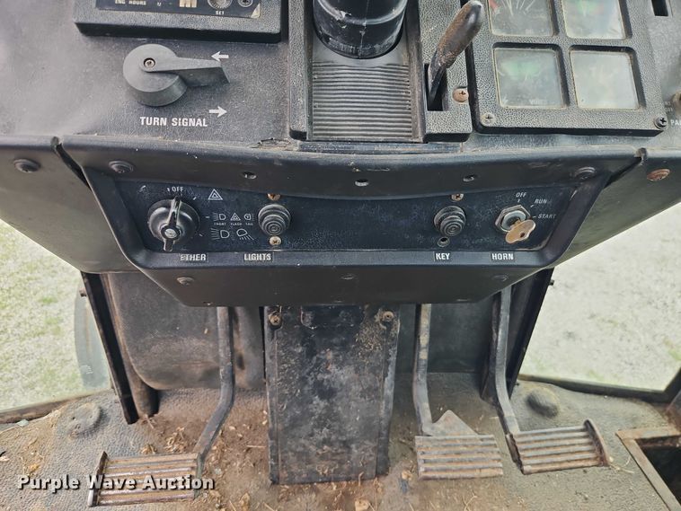 image for item EO7285 1982 International Harvester 3288 tractor