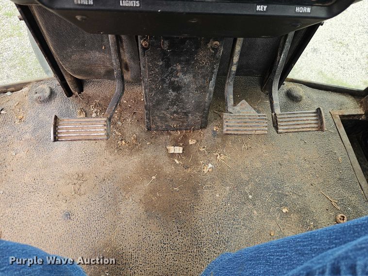 image for item EO7285 1982 International Harvester 3288 tractor