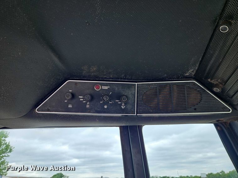 image for item EO7285 1982 International Harvester 3288 tractor