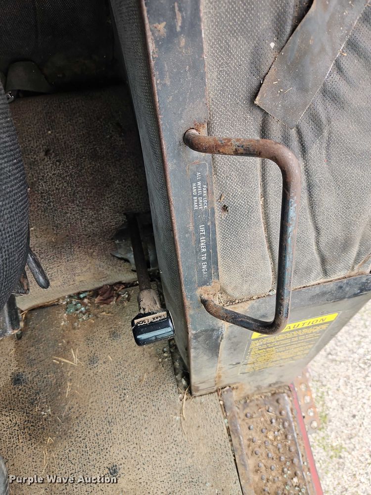 image for item EO7285 1982 International Harvester 3288 tractor