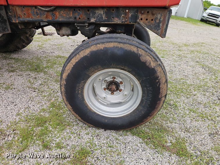 image for item EO7285 1982 International Harvester 3288 tractor