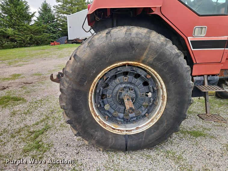 image for item EO7285 1982 International Harvester 3288 tractor