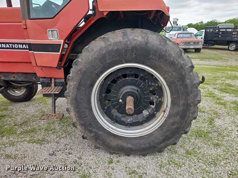 image for item EO7285 1982 International Harvester 3288 tractor