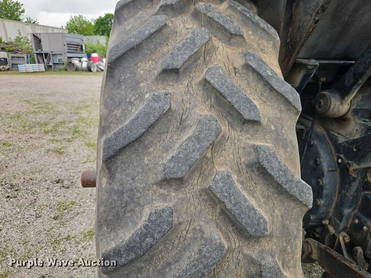 image for item EO7285 1982 International Harvester 3288 tractor