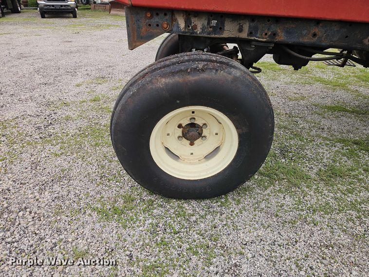 image for item EO7285 1982 International Harvester 3288 tractor