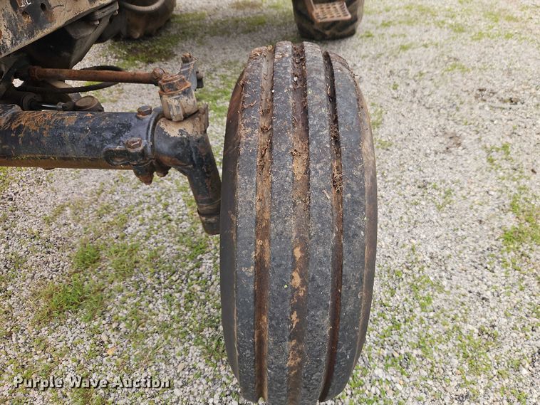 image for item EO7285 1982 International Harvester 3288 tractor