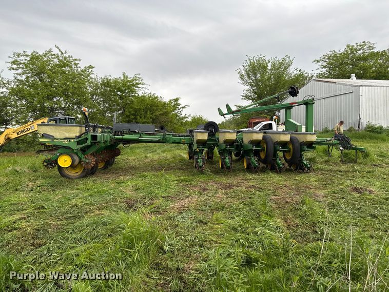 image for item ER0489 John Deere 7200 Conservation planter