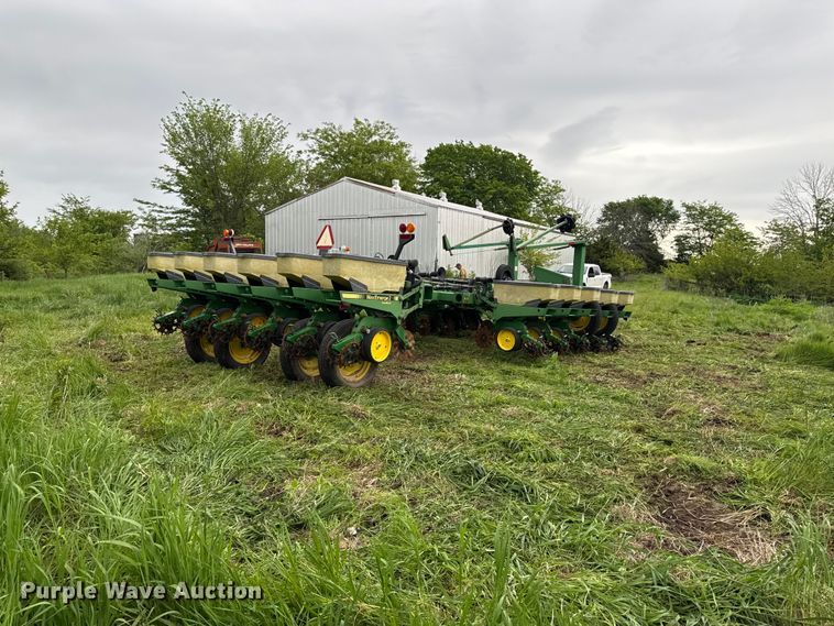 image for item ER0489 John Deere 7200 Conservation planter