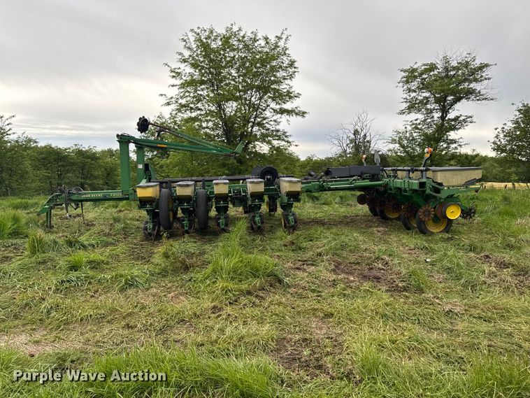image for item ER0489 John Deere 7200 Conservation planter