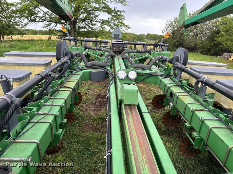image for item ER0489 John Deere 7200 Conservation planter
