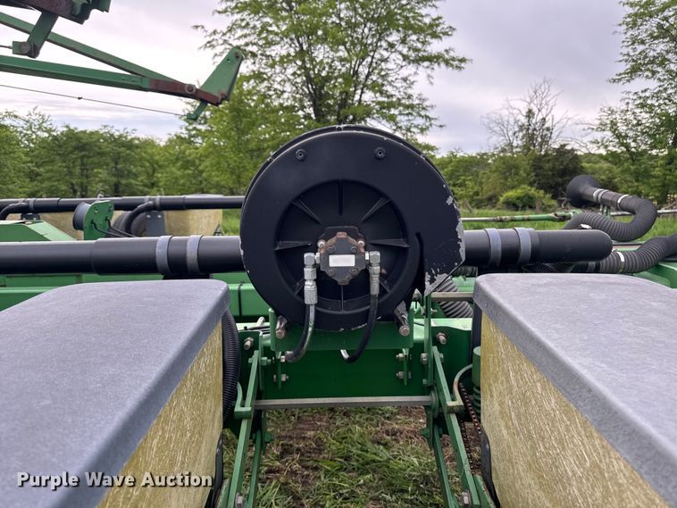 image for item ER0489 John Deere 7200 Conservation planter