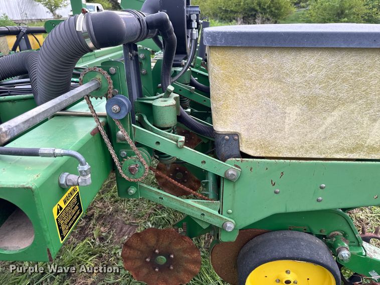 image for item ER0489 John Deere 7200 Conservation planter
