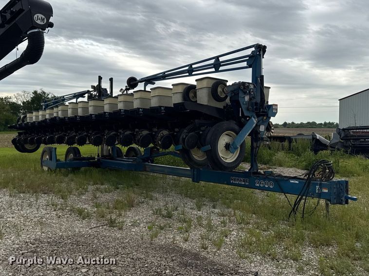 image for item ER0490 Kinze 2600 planter