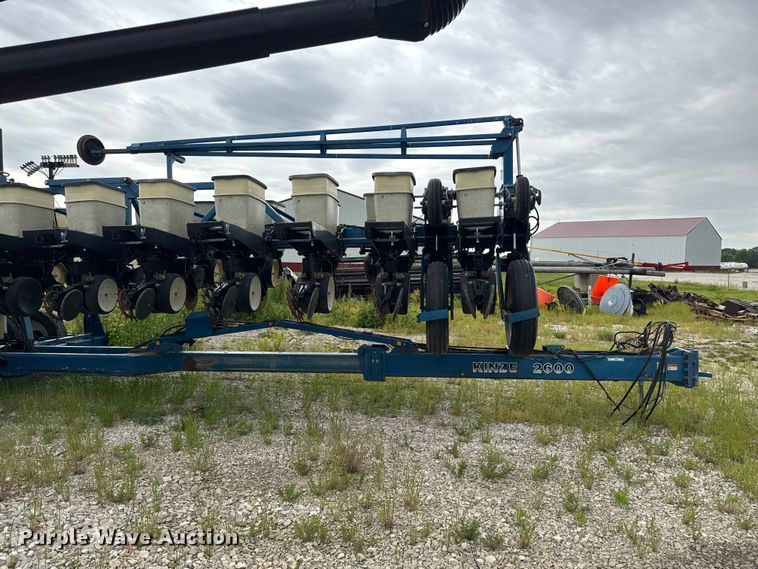 image for item ER0490 Kinze 2600 planter