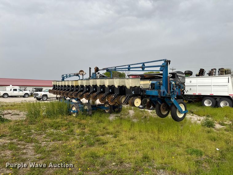 image for item ER0490 Kinze 2600 planter