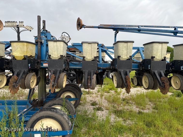 image for item ER0490 Kinze 2600 planter