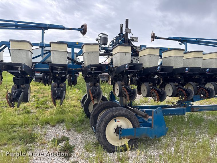 image for item ER0490 Kinze 2600 planter