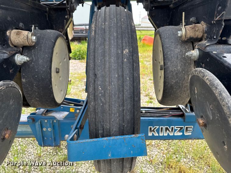 image for item ER0490 Kinze 2600 planter