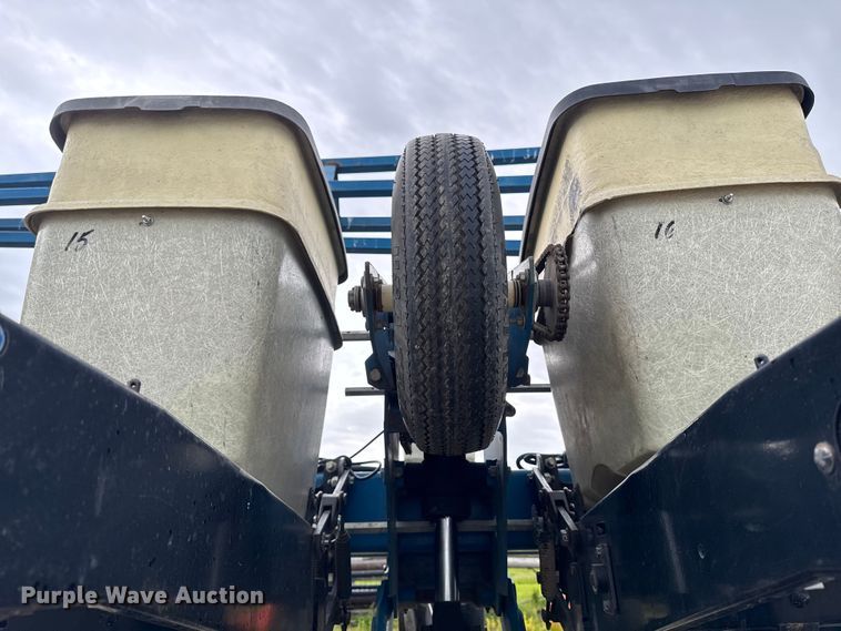 image for item ER0490 Kinze 2600 planter