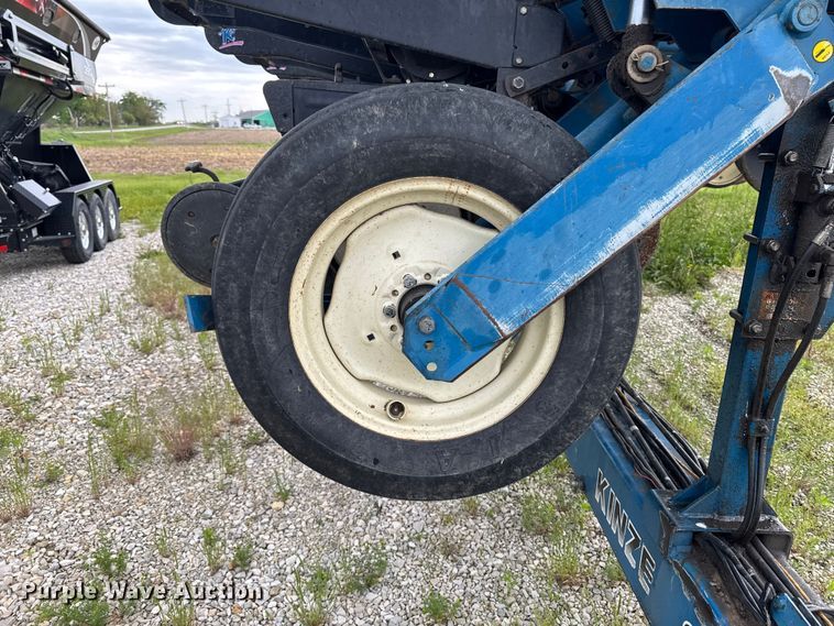 image for item ER0490 Kinze 2600 planter