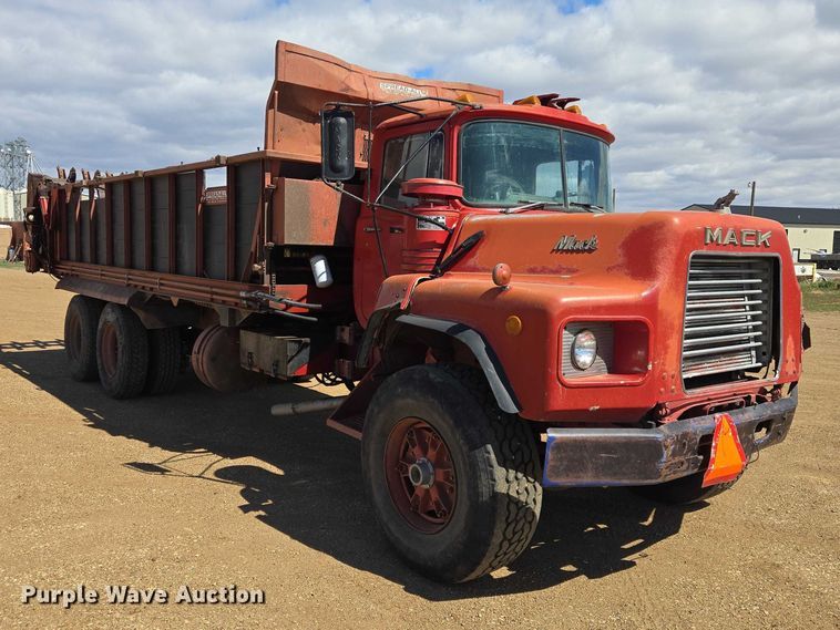 image for item ER1524 1989 Mack DM690S manure spreader truck