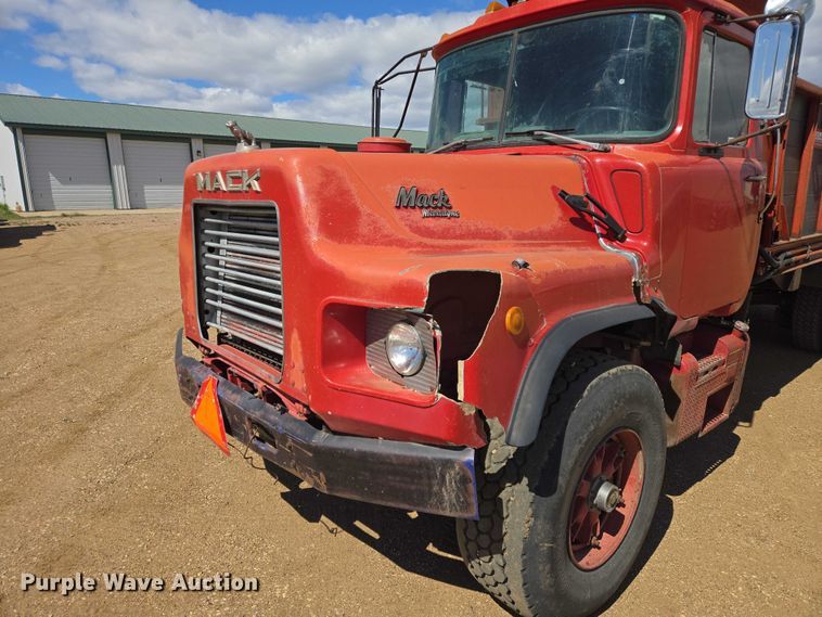 image for item ER1524 1989 Mack DM690S manure spreader truck