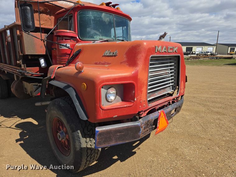 image for item ER1524 1989 Mack DM690S manure spreader truck