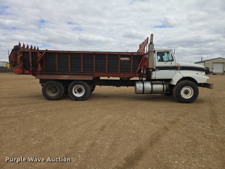 image for item ER1525 1991 International 8200 manure spreader truck
