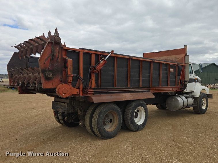 image for item ER1525 1991 International 8200 manure spreader truck
