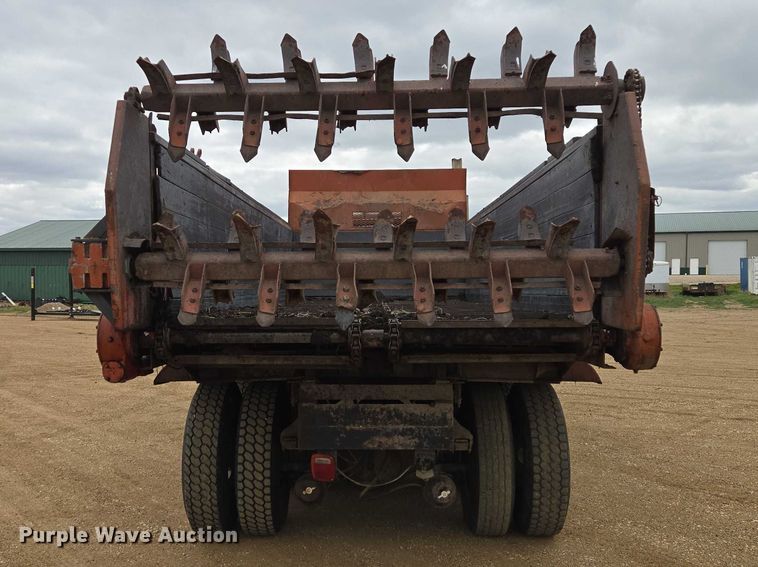 image for item ER1525 1991 International 8200 manure spreader truck