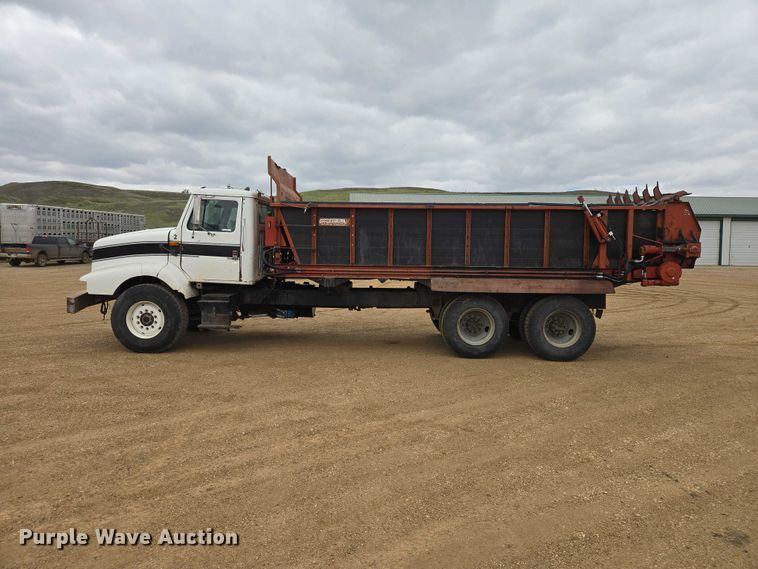 image for item ER1525 1991 International 8200 manure spreader truck